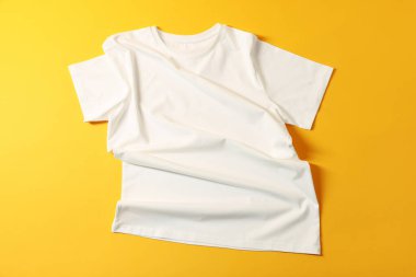 Sarı arkaplanda bir tişört, üst manzara.