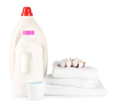 Çamaşır deterjanı, kep, temiz havlular ve beyaz üzerine izole edilmiş pamuk çiçekli şişeler.