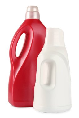 Çamaşır deterjanı olan şişeler beyaza izole edilmiş.