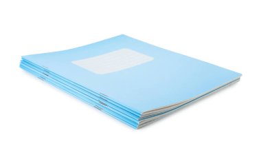 Beyaz üzerine izole edilmiş açık mavi metin kitapları yığını