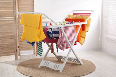 Evde temiz çamaşırlarla kuru askı.