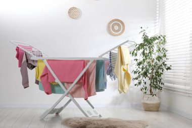 Evde temiz çamaşırlarla kuru askı.