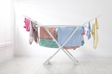 Evde temiz çamaşırlarla kuru askı.