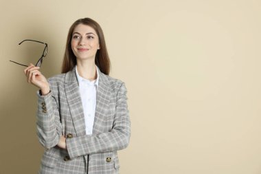 Bej arka planda gülümseyen bankacının portresi. Metin için boşluk