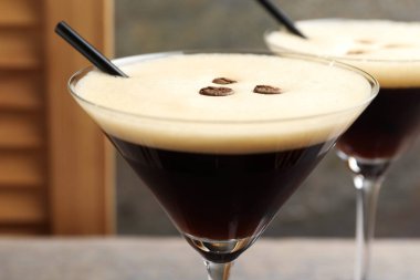 Kahve çekirdekli nefis espresso martini, yakın plan.