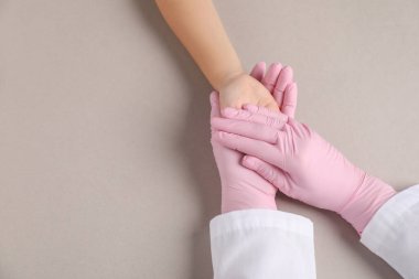 Doktor ve çocuk açık gri arka planda, üst tarafta. Metin için boşluk