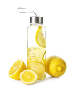 Şişe içindeki limon suyu ve beyaz üzerine izole edilmiş taze meyve.