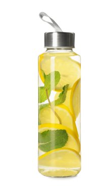 Beyaz üzerine izole edilmiş naneli limon suyu.