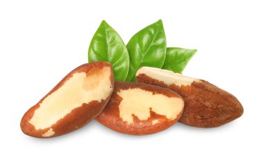 Brezilya fındıkları ve yeşil yaprakları beyaz üzerine izole