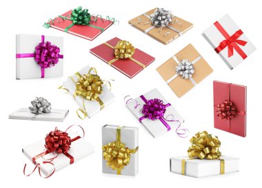 Beyaza izole edilmiş fiyonklarla süslenmiş kitaplar. Güzel bayram hediyesi.