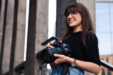 Binanın yakınında dijital kamerası olan profesyonel bir fotoğrafçı. Metin için boşluk