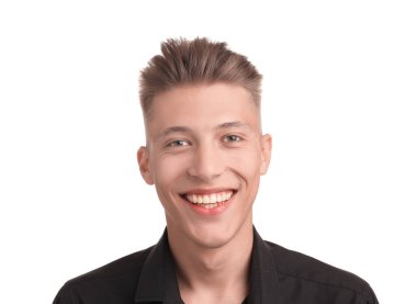 Beyaz arka planda şık saç kesimi olan gülümseyen genç adam.