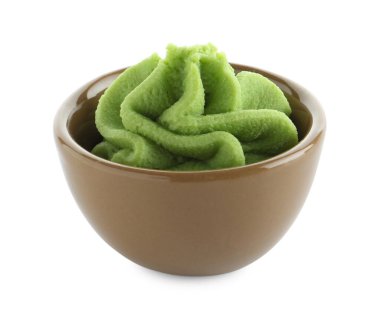 Sıcak wasabi macunu beyaz kasede izole edilmiş.