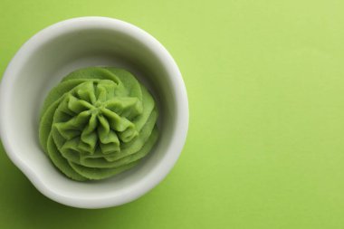 Yeşil masadaki kasede sıcak wasabi macunu, üst manzara. Metin için boşluk