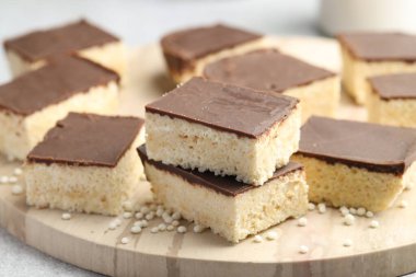 Nefis puflanmış pirinç çubukları masada, yakın plan.