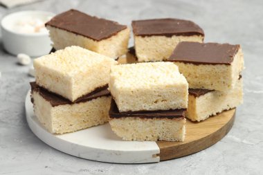 Gri desenli masada nefis puflanmış pirinç çubukları, yakın plan.