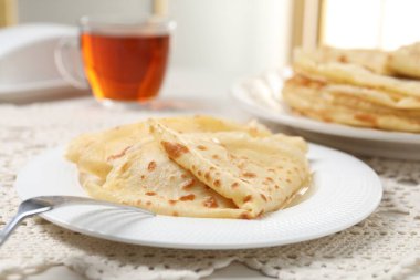 Masada lezzetli krepler servis edilir, yakın çekim manzarası.