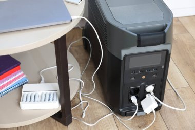 Modern taşınabilir güç istasyonu, içeriden şarj edilen cihazlar