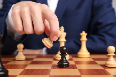 Satranç tahtasında satranç oynayan iş adamı, yakın plan. Rekabet konsepti