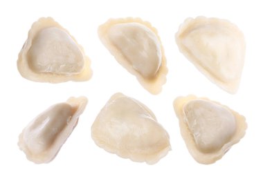 Beyaz arkaplanda birçok pişmiş hamur köftesi (varenyky)