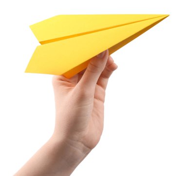 Beyaz arka planda sarı kağıt uçaklı kadın, yakın plan.