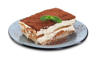 Bir parça lezzetli tiramisu ve taze nane şekeri beyaza izole edilmiş.
