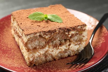 Karanlık masadaki naneli nefis tiramisu, yakın plan.
