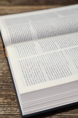 İngilizce İncil 'i aç ahşap masada, yakın plan