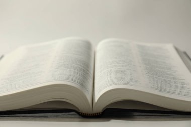 Beyaz masada İngilizce İncil 'i aç, yakın plan.