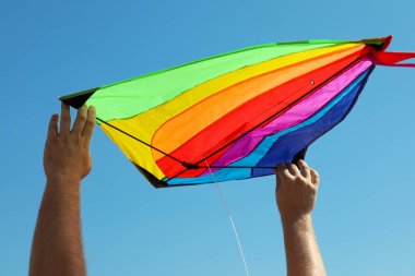 Uçurtmalı adam mavi gökyüzüne karşı, yakın plan