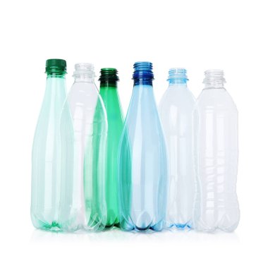 Birçok boş plastik şişe beyaza izole edilmiş.