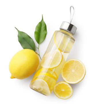 Şişe içinde limon suyu, taze meyve ve yapraklar beyaz, üst manzara