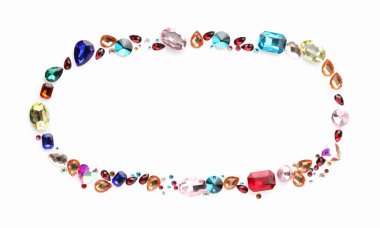 Beyaz arka planda, düz zeminde farklı parlak değerli taşların çerçevesi. Metin için boşluk