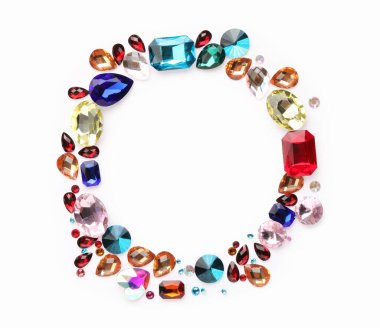 Beyaz arka planda, düz zeminde farklı parlak değerli taşların çerçevesi. Metin için boşluk