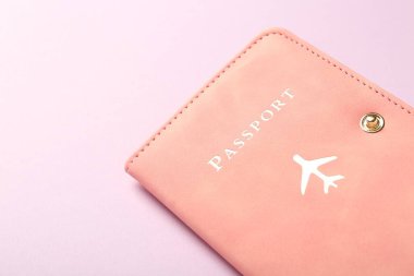Pasaport pembe kapaklı, menekşe arka planda, yakın plan. Metin için boşluk
