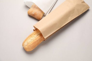Taze baget ve ciabatta ile bej arka plan, üst görünüm kağıt torbalar