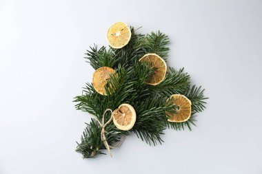 Noel buketi köknar ağacı dalları. Arka planda kuru turuncu parçalar, üst manzara.