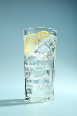 Limonlu soda ve açık mavi arka planda buzlu cam.