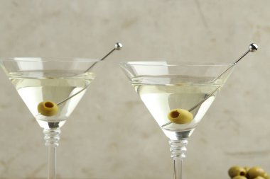 Hafif arka planda zeytinli martini kokteyli, yakın plan.