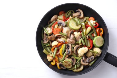 Beyaz masada farklı sebzeler ve mantarlar var. Metin için boşluk