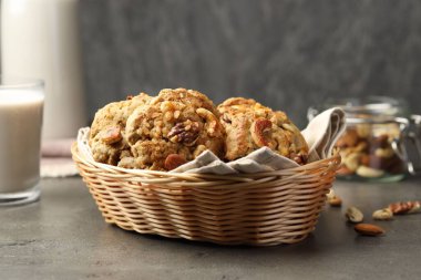 Gri masadaki sepette fındıklı kurabiyeler, yakın plan.