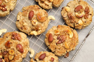 Gri desenli masada fındıklı kurabiyeler, üst manzara.