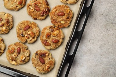 Gri dokuma masasında fındıklı kurabiyeler, üst manzara. Metin için boşluk