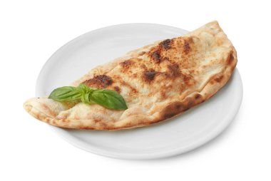 Taze fesleğen ve beyaz üzerine izole edilmiş lezzetli bir calzone.