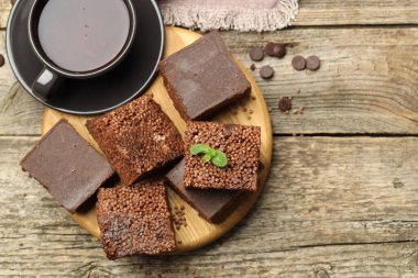 Lezzetli çikolatalı pilav çubukları ve ahşap masada çay, düz yatak. Metin için boşluk