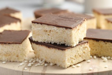 Nefis puflanmış pirinç çubukları masada, yakın plan.