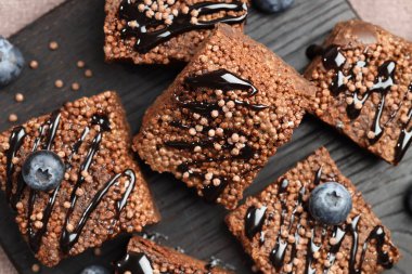 Lezzetli çikolatalı pirinç çubukları ve böğürtlenler masanın üstünde.