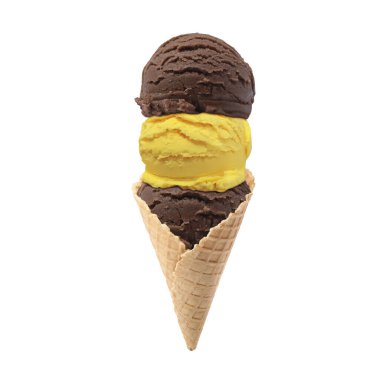 Beyaz arka planda waffle külahında dondurma kepçeleri. Çikolata ve mango aromalı.