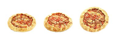 Beyaz arka planda domatesli leziz bir galet, kolaj. Üst ve yan görünümler