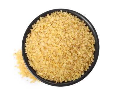 Tabaktaki çiğ bulgur beyaza izole edilmiş, üst manzara